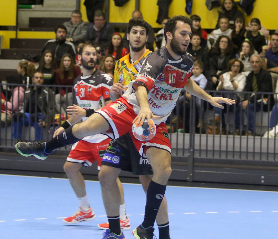 Fotos: Derrota del Balonmano Nava ante el Puente Genil (24-25)