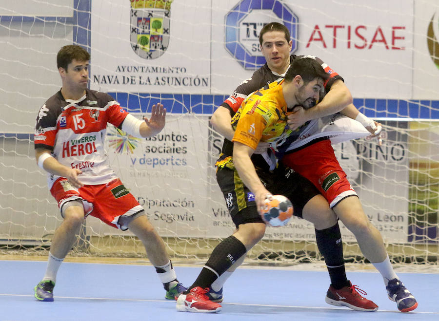 Fotos: Derrota del Balonmano Nava ante el Puente Genil (24-25)