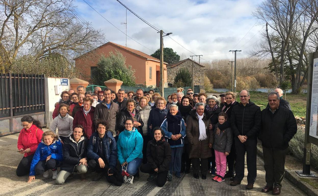 Las autoridades junto a las personas que ayer asistieron a la inauguración del sendero. 