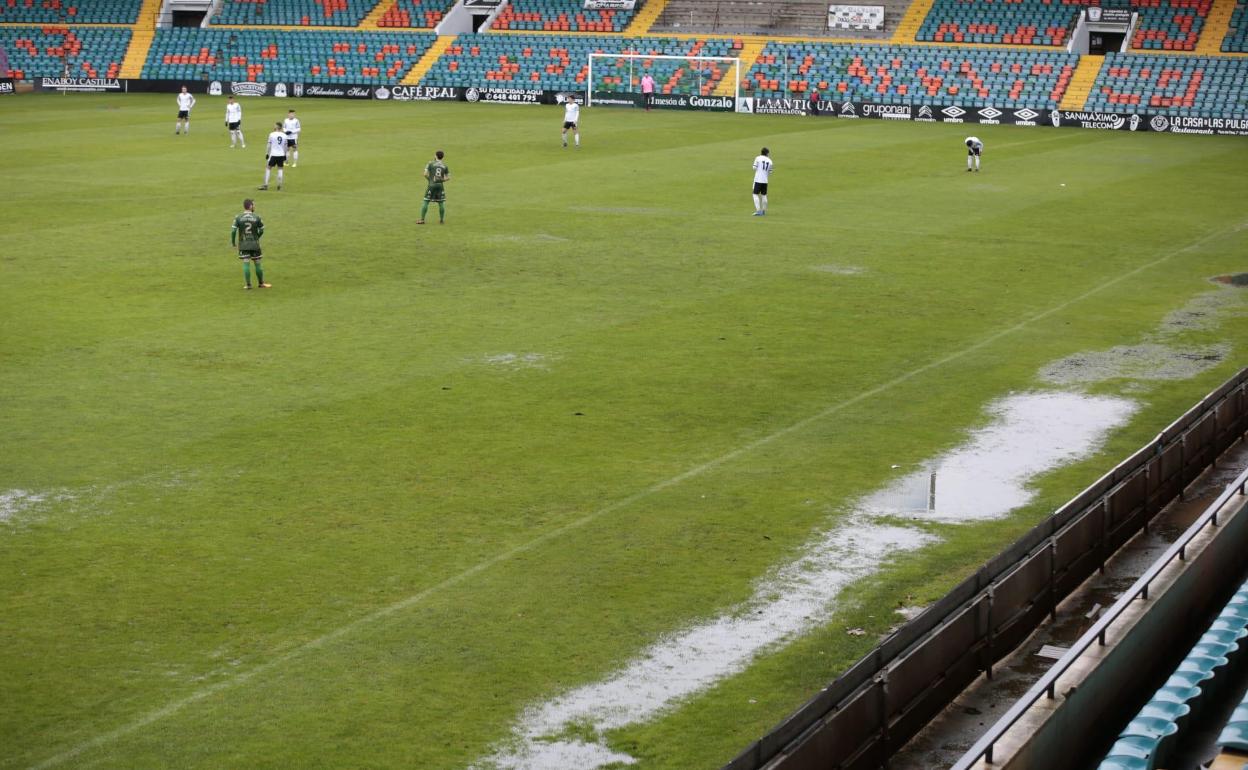 Aspecto del Helmántico ayer durante el partido del filial ante el Astorga. 