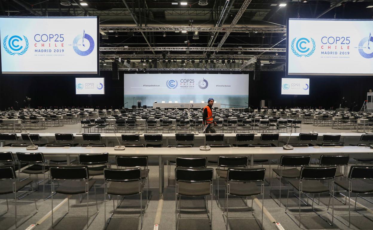 Salón de plenos recién instalado en el recinto ferial Ifema, en Madrid, para la COP25