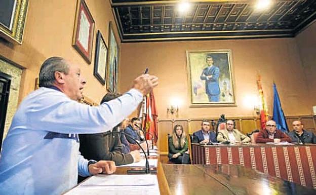 El ganadero Celestino Martín interviene en un momento de debate de la mesa del porcino de la lonja celebrada en Ciudad Rodrigo. 