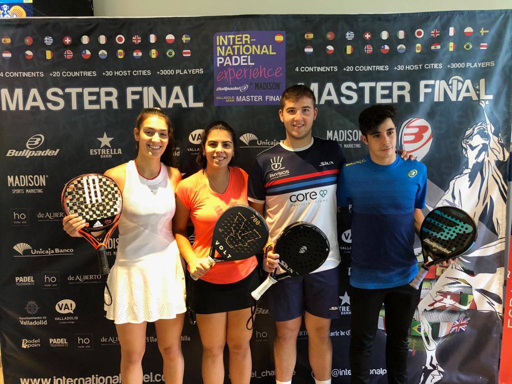 Las portuguesas Catarina y Bárbara, junto a los campeones en Valladolid Iván e Igor, posan como vencedores del VIII Internacional Padel Experience by Madison. 