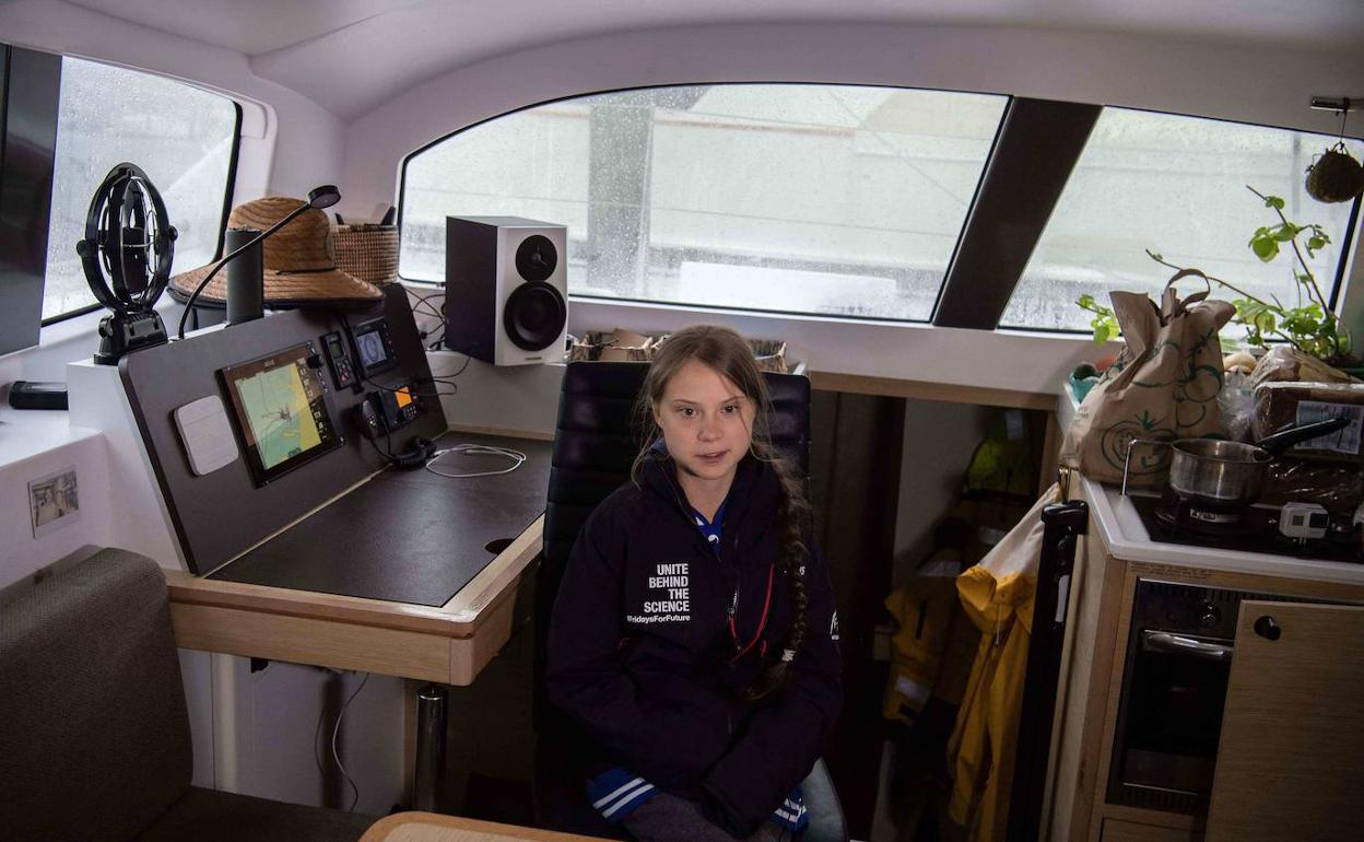 Greta Thunberg, en el catamarán en el que se está desplazando a Lisboa.