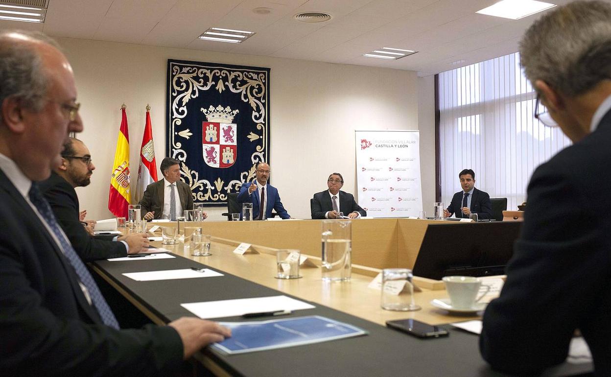 El presidente de las Cortes de Castilla y León, Luis Fuentes, preside la primera reunión del Patronato de la Fundación Villalar-Castilla y León de la X Legislatura. 