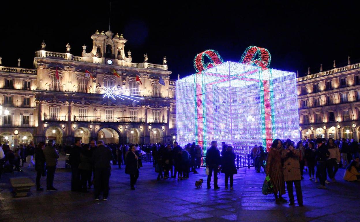 La caja de regalo ocupará la Plaza Mayor a partir del 13 de diciembre, tras el Fin de Año Universitario.