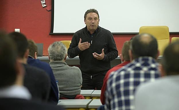 Eusebio Sacristán, impartiendo una charla a entrenadores de Castilla y León. 