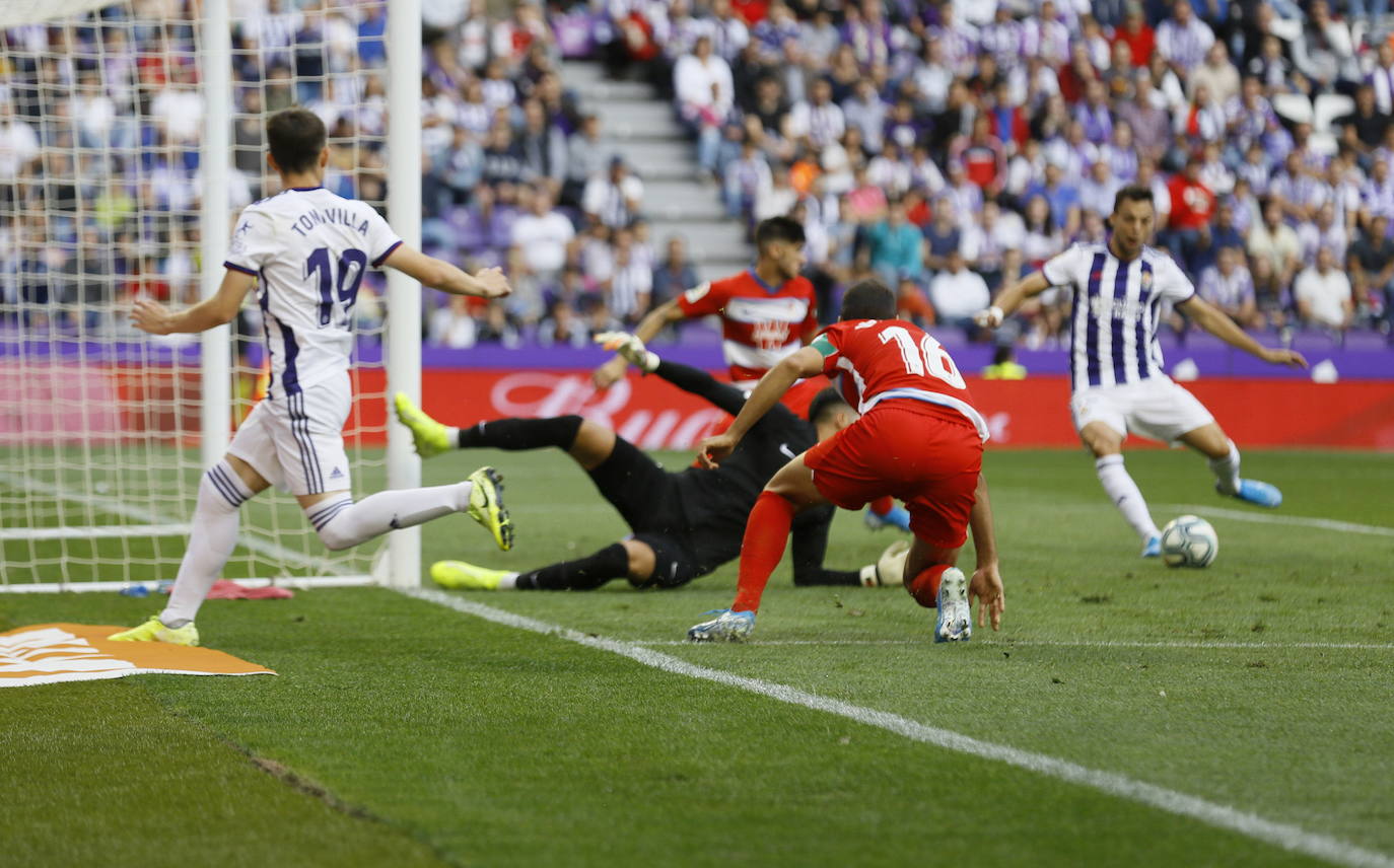 Óscar Plano empuja a gol el servicio de Toni desde la línea de fondo en el partido ante el Granada disputado esta temporada en Zorrilla .