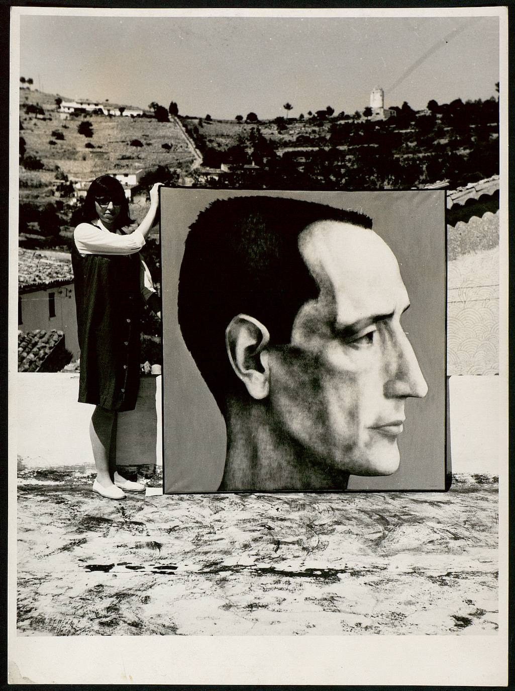 Ángela von Neumann posa junto al retrato que su marido, el artista norteamericano John Ulbricht, realizó de Miguel Delibes en Mallorca en 1969. 