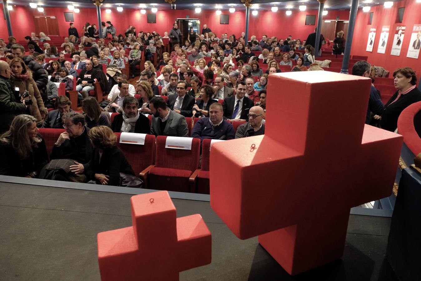 La ONG reconoce la labor de sus 3.100 voluntarios en la provincia de Valladolid | Cuarenta de ellos recibieron una distinción en una gala en el Teatro Zorrilla donde también se premió al Club de Rugby El Salvador