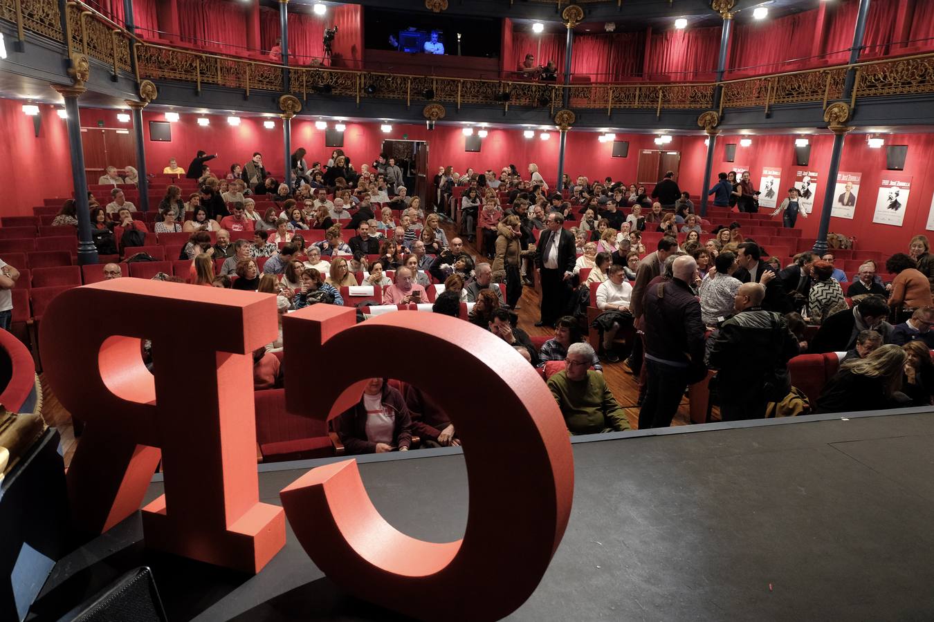 La ONG reconoce la labor de sus 3.100 voluntarios en la provincia de Valladolid | Cuarenta de ellos recibieron una distinción en una gala en el Teatro Zorrilla donde también se premió al Club de Rugby El Salvador