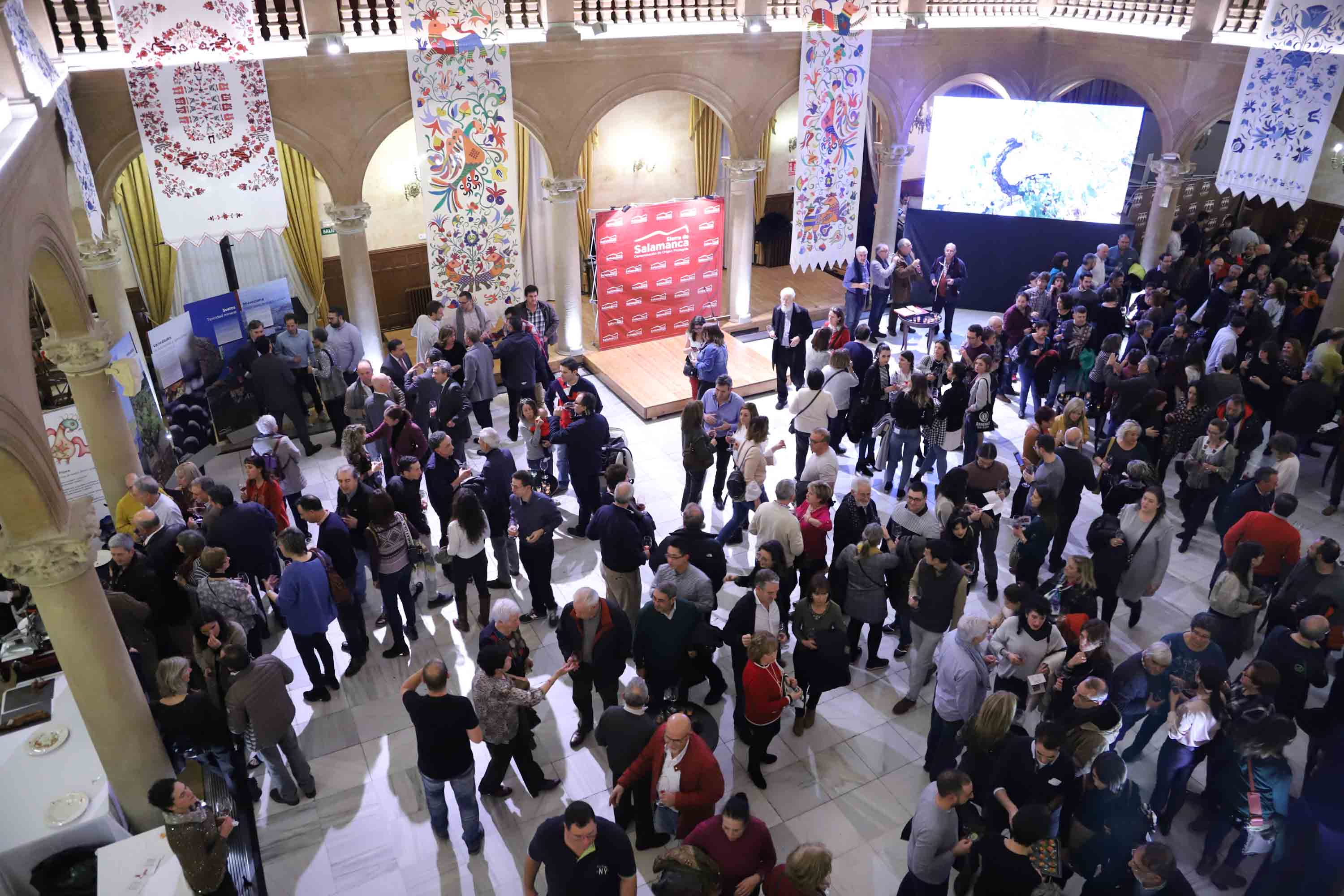 La gala de 2019 se celebró, un año más, en el incomparable marco del Casino de Salamanca, adornado para la ocasión con estandartes bordados con motivos serranos de Mogarraz y San Esteban de la Sierra