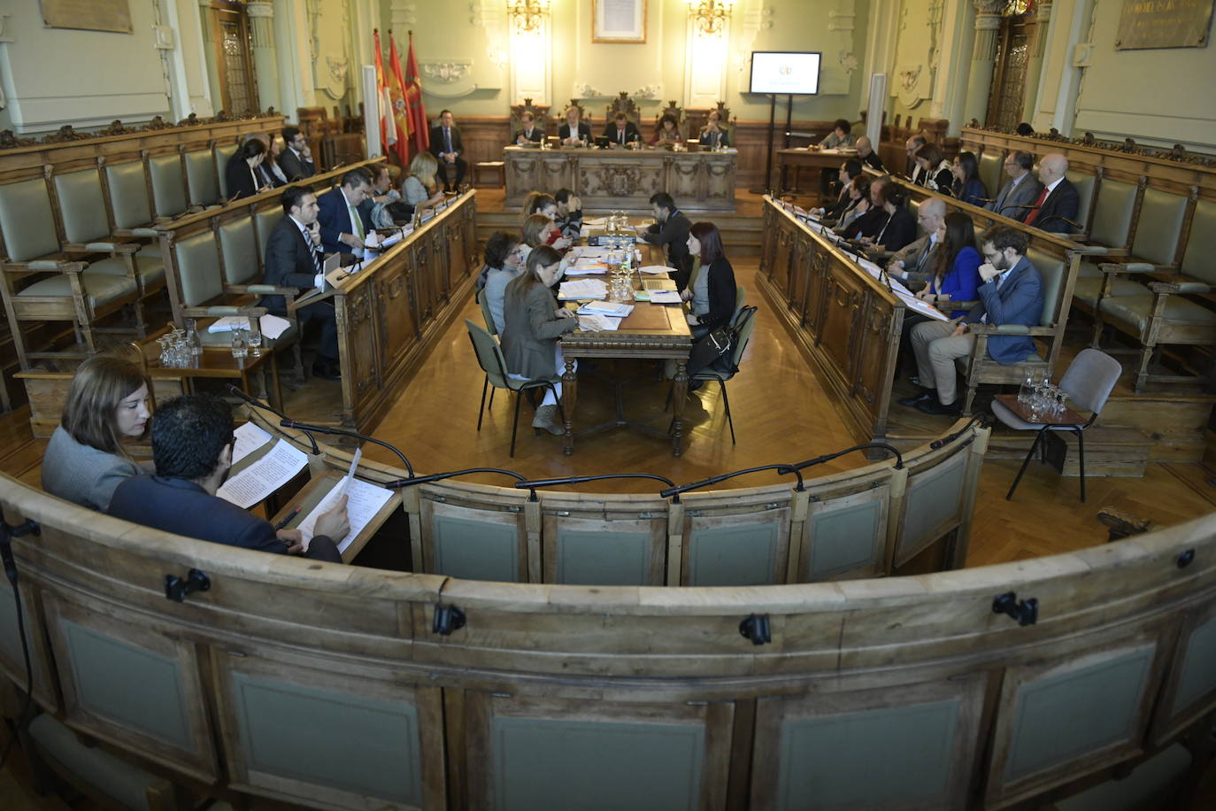 El Grupo Municipal Popular no ha logrado que el Pleno del Ayuntamiento de Valladolid acuerde reprobar al alcalde socialista de León, José Antonio Diez, por sus declaraciones sobre Óscar Puente y sobre la «ruptura» de la Comunidad, ni tampoco «criticar enérgicamente», en una última propuesta matizada 'in voce' durante el debate.