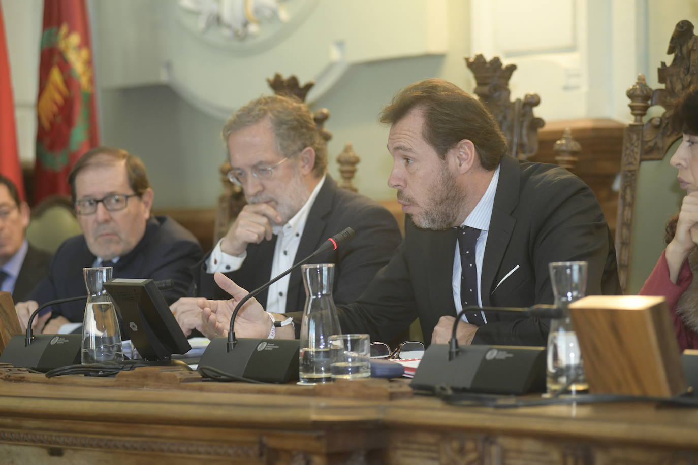 El Grupo Municipal Popular no ha logrado que el Pleno del Ayuntamiento de Valladolid acuerde reprobar al alcalde socialista de León, José Antonio Diez, por sus declaraciones sobre Óscar Puente y sobre la «ruptura» de la Comunidad, ni tampoco «criticar enérgicamente», en una última propuesta matizada 'in voce' durante el debate.