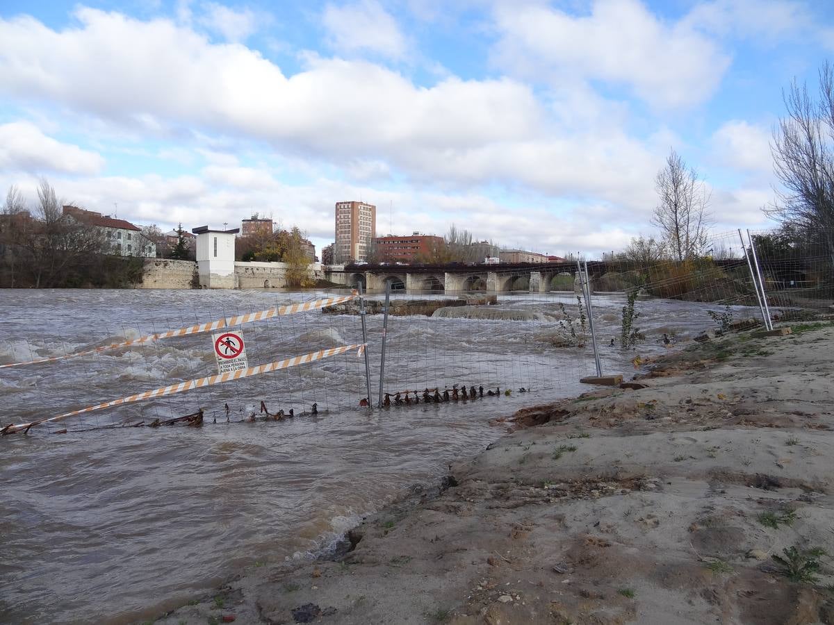 A última hora del lunes, el río llegó a arrastrar 272 metros cúbicos y anegó los paseos inferiores bajo el puente de Poniente