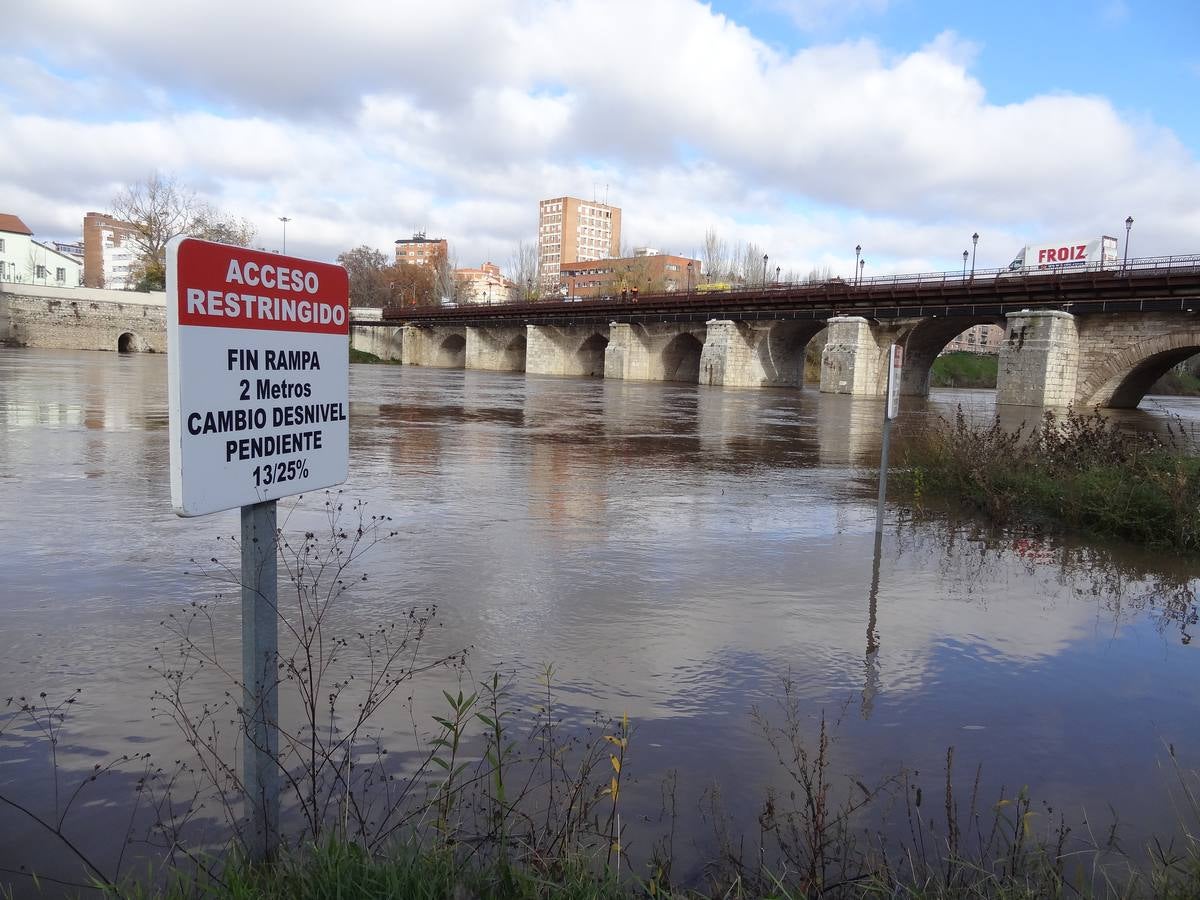 A última hora del lunes, el río llegó a arrastrar 272 metros cúbicos y anegó los paseos inferiores bajo el puente de Poniente
