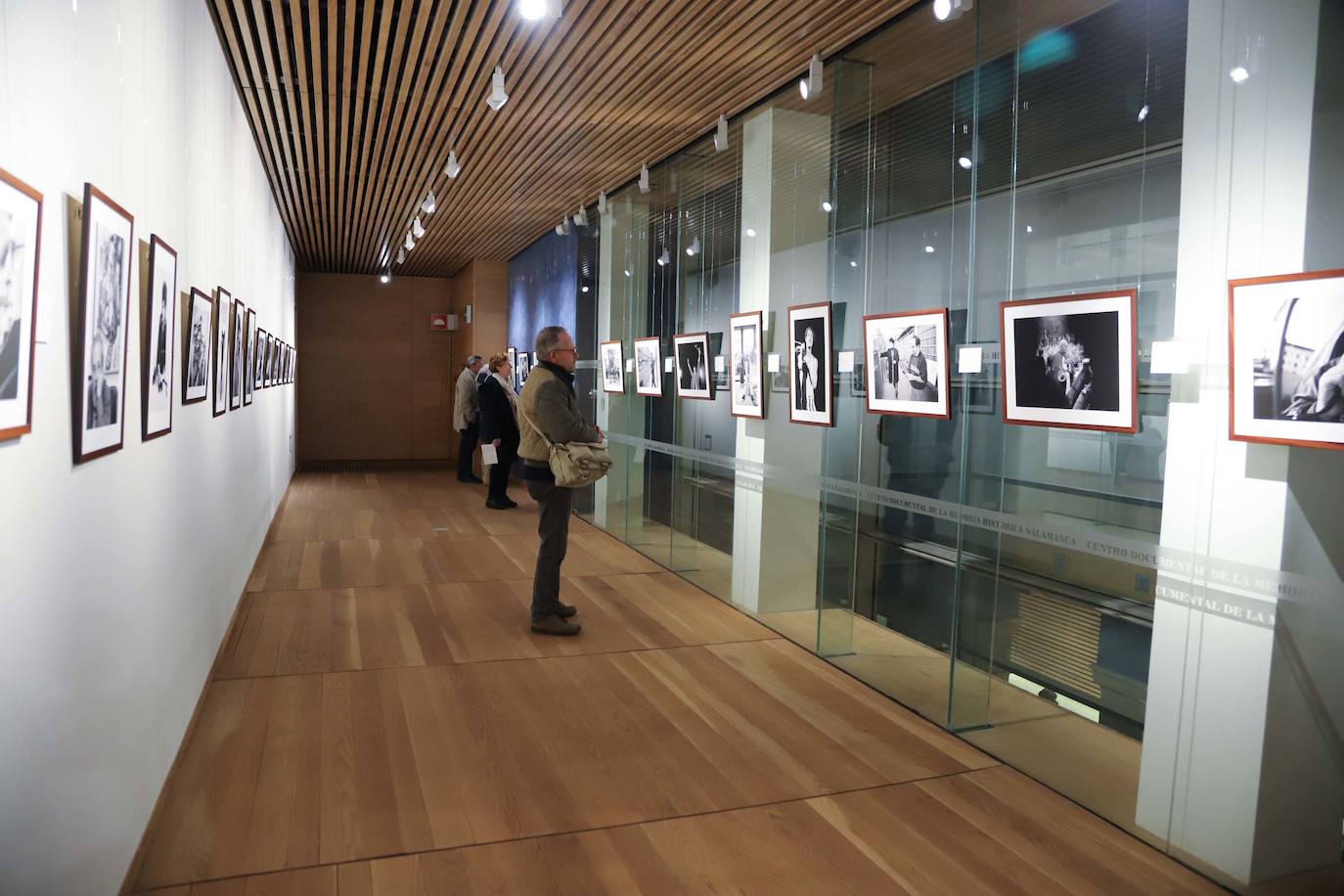 El Centro Documental de la Memoria Histórica (CDMH) de Salamanca acoge desde hoy, y hasta el 1 de marzo de 2020, la exposición 'Personalmente', con la que el fotoperiodista Enrique Cano revela su «álbum de recuerdos» de la Transición española y de los años de la movida madrileña hasta llegar a las primeras fotografías digitales de finales del siglo XX y principios del XXI