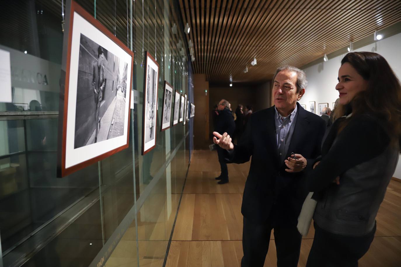 El Centro Documental de la Memoria Histórica (CDMH) de Salamanca acoge desde hoy, y hasta el 1 de marzo de 2020, la exposición 'Personalmente', con la que el fotoperiodista Enrique Cano revela su «álbum de recuerdos» de la Transición española y de los años de la movida madrileña hasta llegar a las primeras fotografías digitales de finales del siglo XX y principios del XXI