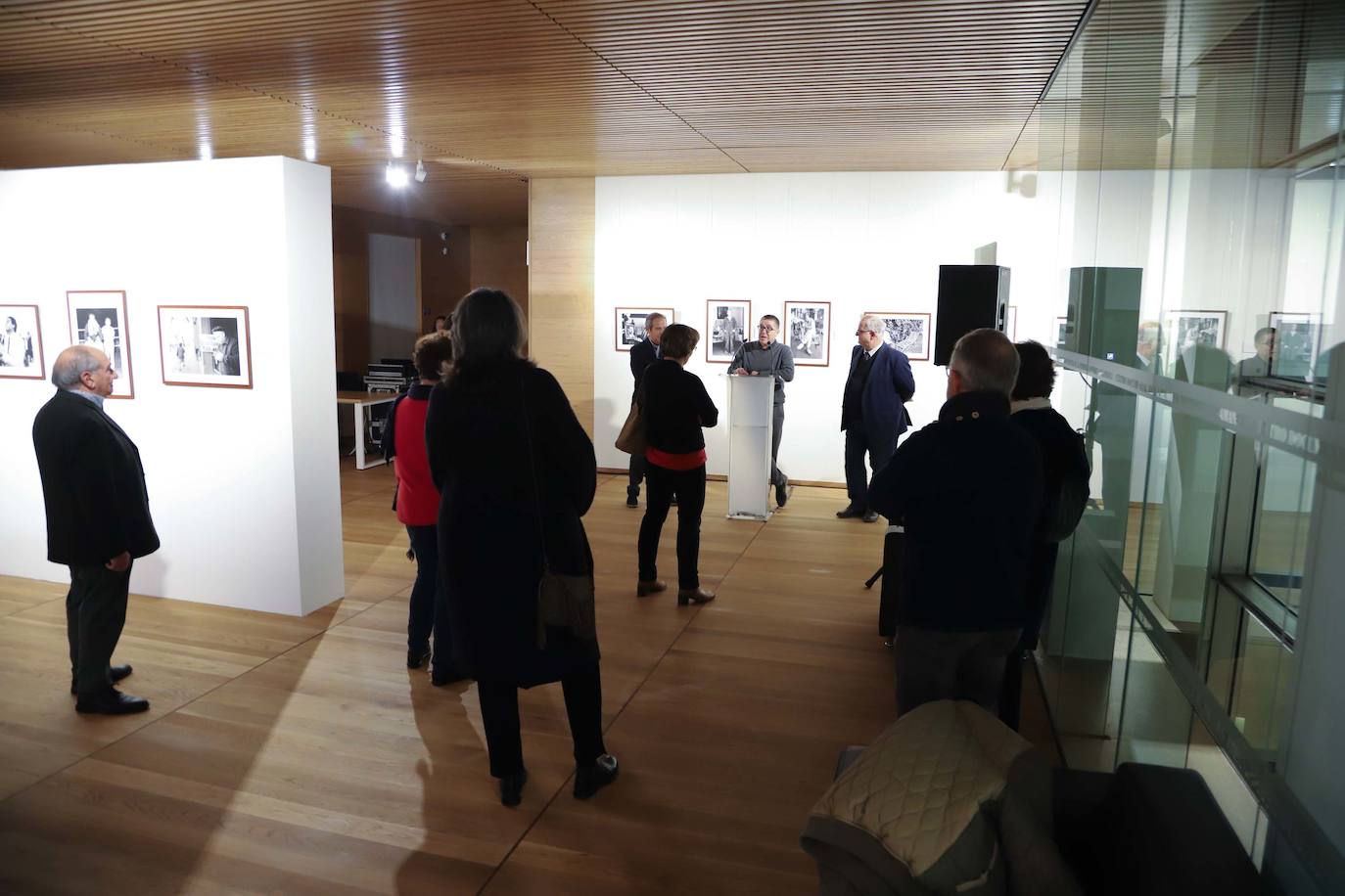 El Centro Documental de la Memoria Histórica (CDMH) de Salamanca acoge desde hoy, y hasta el 1 de marzo de 2020, la exposición 'Personalmente', con la que el fotoperiodista Enrique Cano revela su «álbum de recuerdos» de la Transición española y de los años de la movida madrileña hasta llegar a las primeras fotografías digitales de finales del siglo XX y principios del XXI