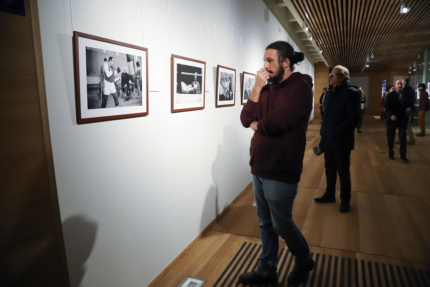 El Centro Documental de la Memoria Histórica (CDMH) de Salamanca acoge desde hoy, y hasta el 1 de marzo de 2020, la exposición 'Personalmente', con la que el fotoperiodista Enrique Cano revela su «álbum de recuerdos» de la Transición española y de los años de la movida madrileña hasta llegar a las primeras fotografías digitales de finales del siglo XX y principios del XXI