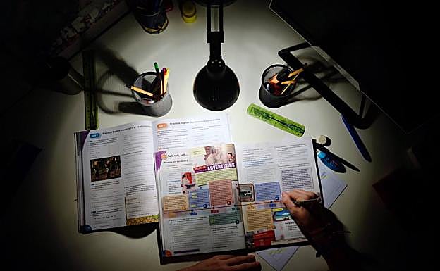 Un escolar hace los deberes en Valladolid el mismo día de la presentación de los resultados de Pisa. 