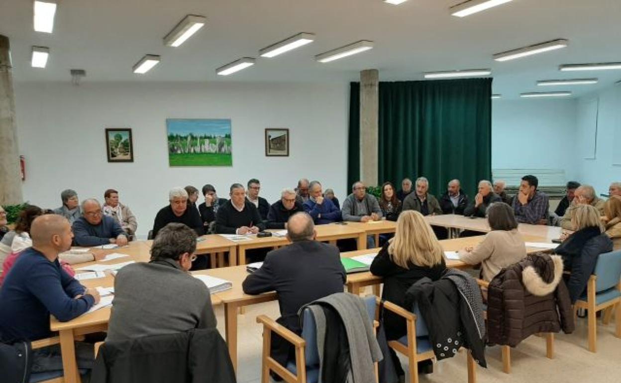 Alcaldes de la Zona Básica de Salud de Aliste, en la reunión con técnicos de Sanidad en el Ayuntamiento de Alcañices. 