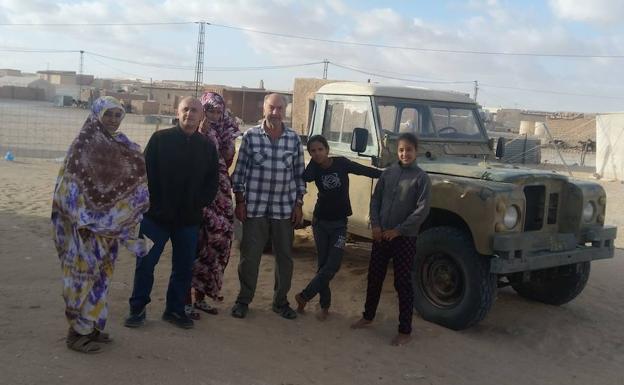 Los vallisoletanos Rufo Martín y Chencho Castellanos, junto a Toufa, Neitu, Nebguha y Fatma, en los campamentos saharauis. 