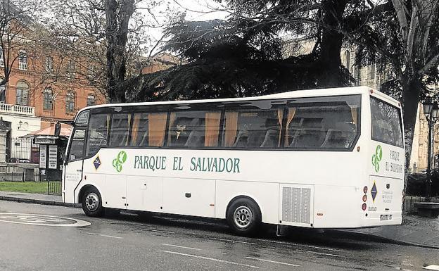 Autobús del grupo El Salvador en la plaza de San Pablo de Valladolid. 