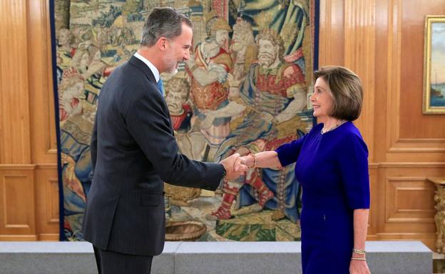 Felipe VI saluda a la presidenta del Congreso de EEUU,Nancy Pelosi,