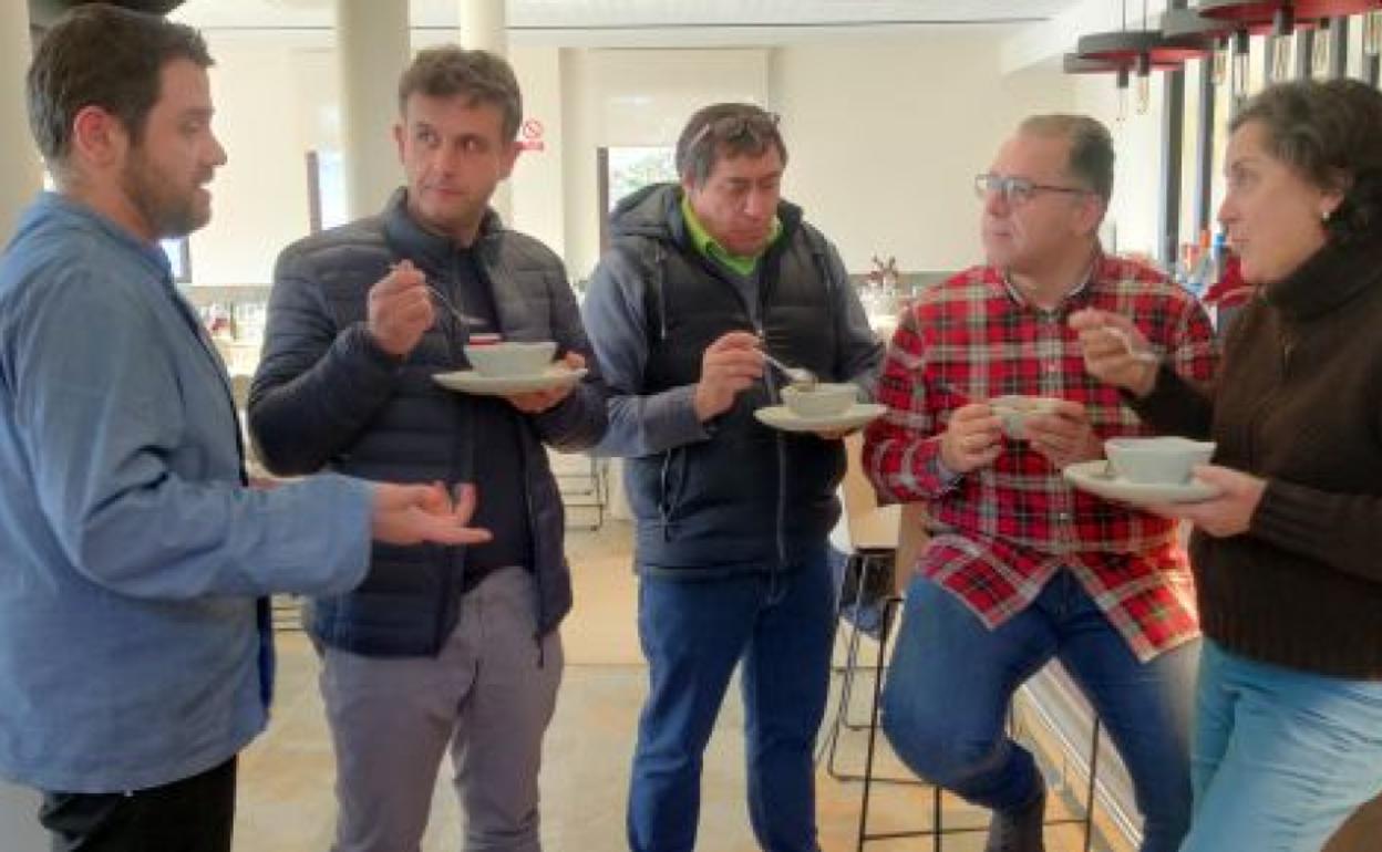 Los diputados Jesús María Prada y Ramiro Silva visitan uno de los establecimientos participantes en las Jornadas del Puchero en Sanabria. 