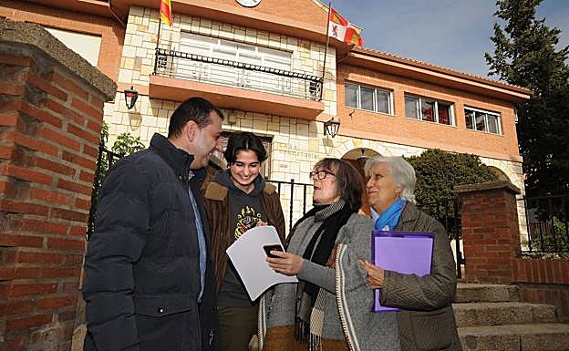 El alcalde de Castronuño, Enrique Seoane, junto a las vecinas que iniciaron una recogida de firmas para que recuperara su sueldo como regidor. 