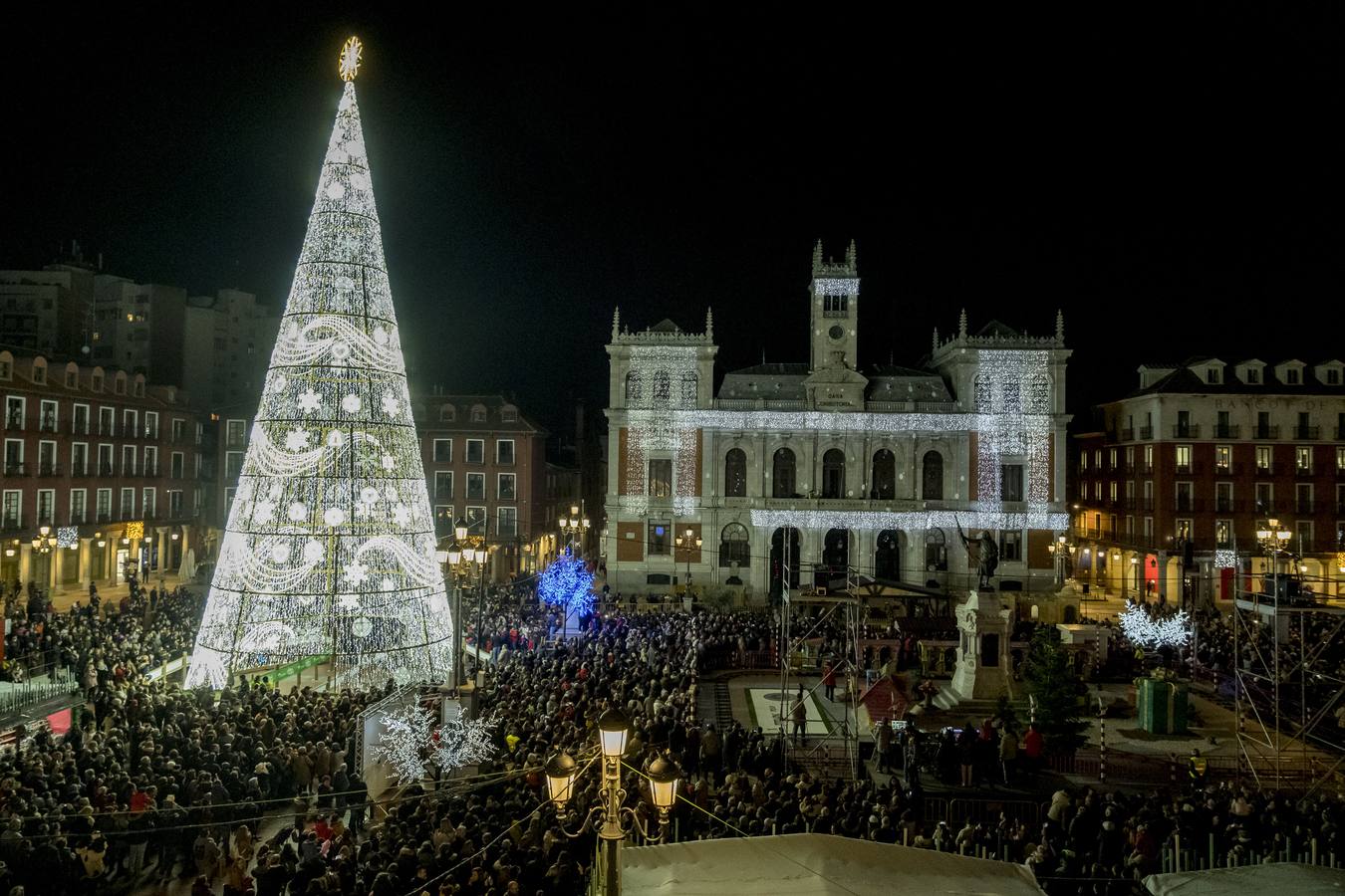 Que además contó con un recital de villancicos a cargo de Cover Club en el balcón consistorial dentro de los actos navideños organizados por el Ayuntamiento