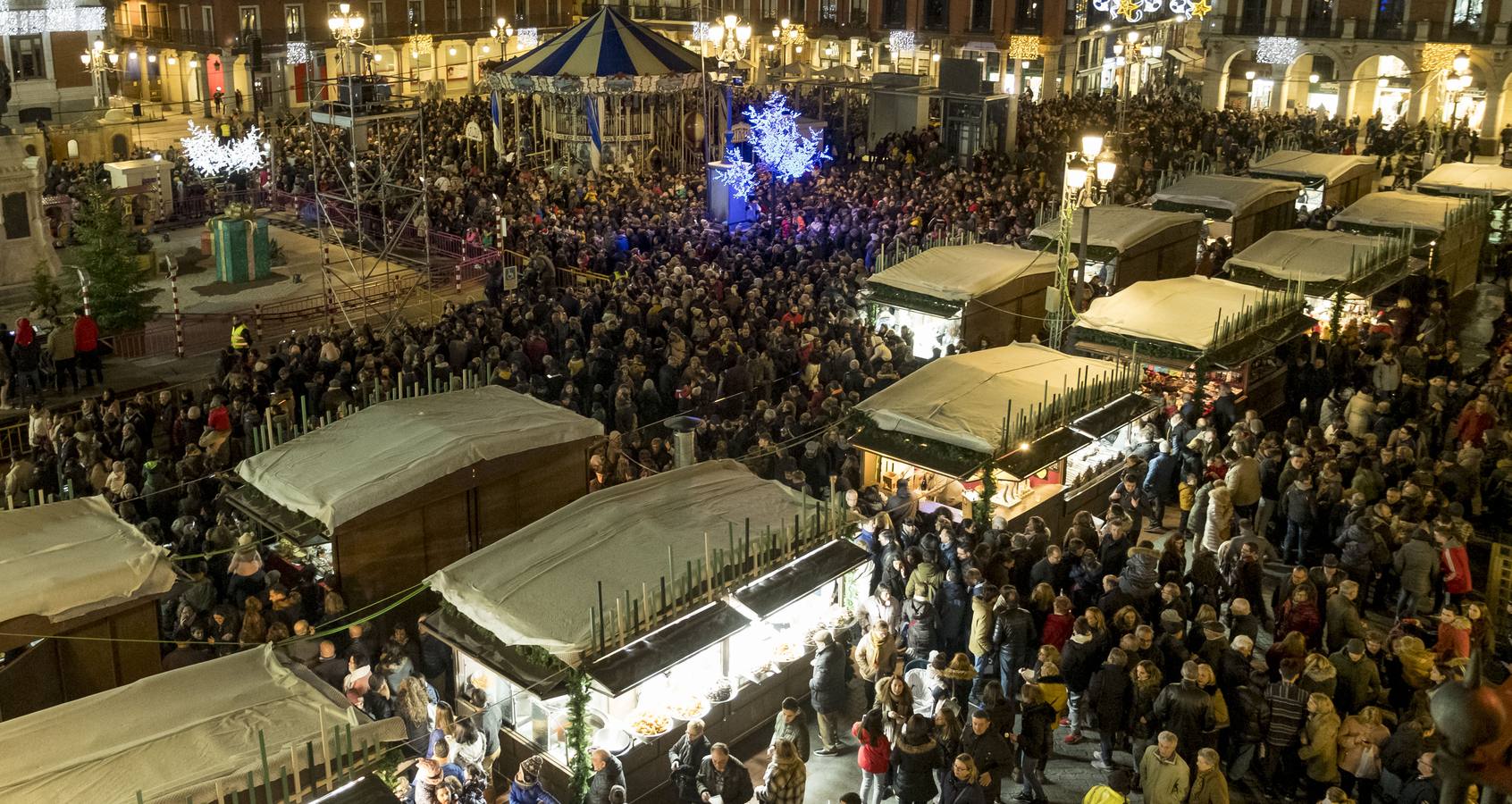 Que además contó con un recital de villancicos a cargo de Cover Club en el balcón consistorial dentro de los actos navideños organizados por el Ayuntamiento