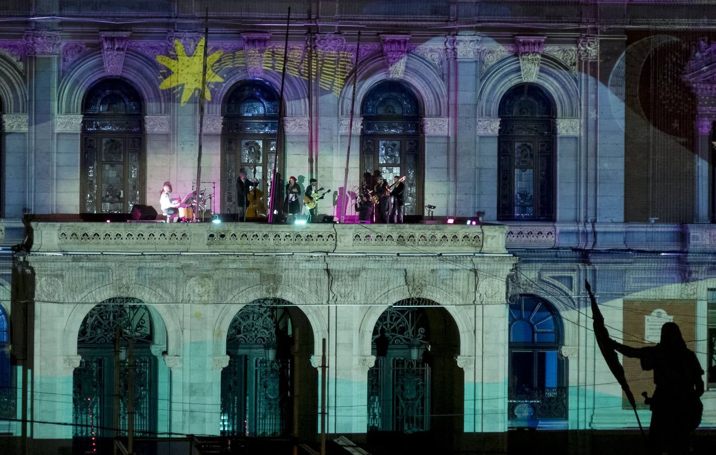 Que además contó con un recital de villancicos a cargo de Cover Club en el balcón consistorial dentro de los actos navideños organizados por el Ayuntamiento