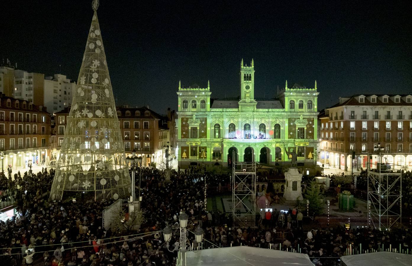 Que además contó con un recital de villancicos a cargo de Cover Club en el balcón consistorial dentro de los actos navideños organizados por el Ayuntamiento
