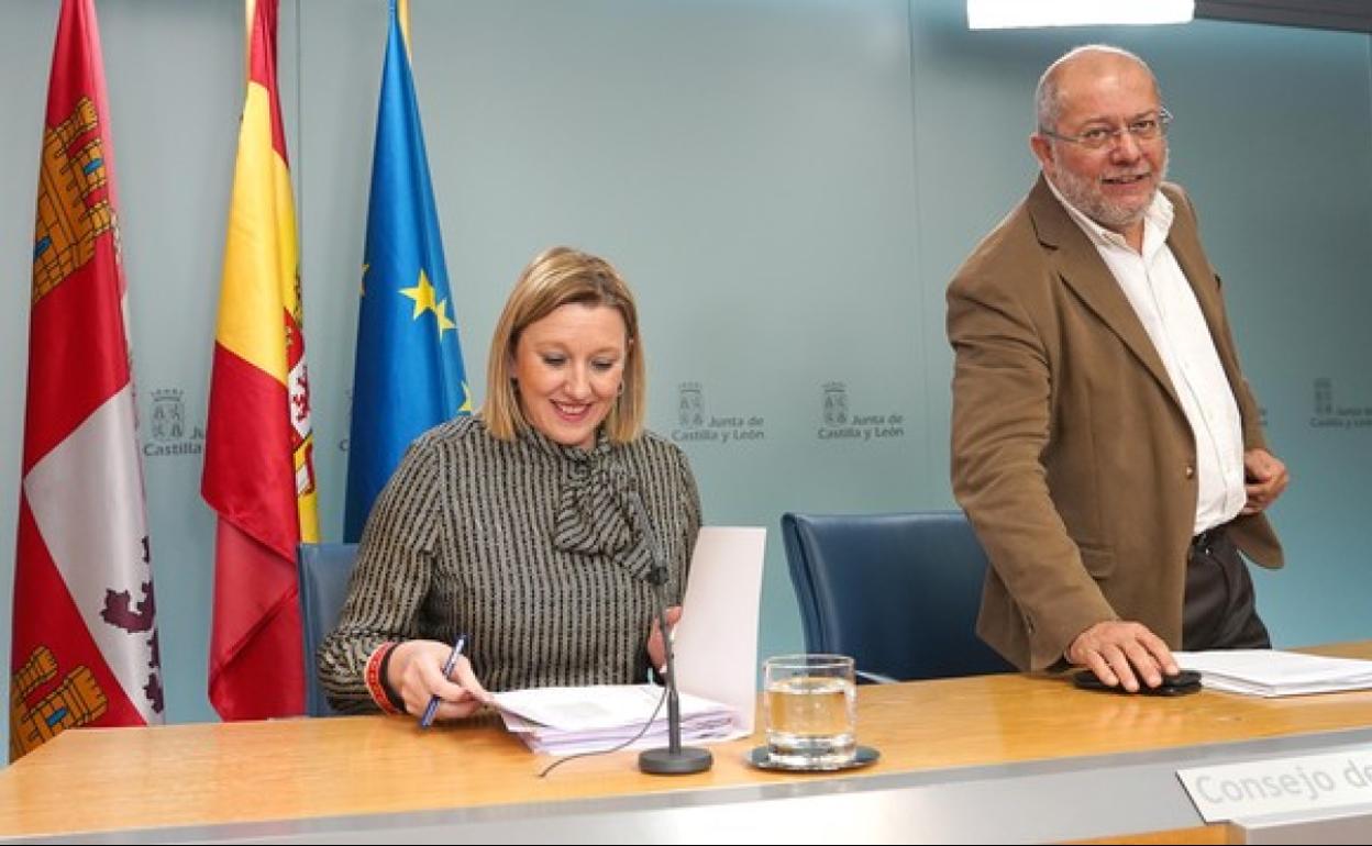 La consejera de Familia, Isabel Blanco, junto al vicepresidente de la Junta, Francisco Igea, ayer tras el consejo de gobierno.