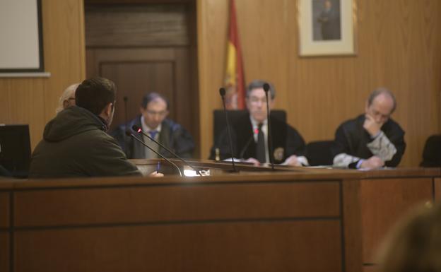 El joven acusado se conforma con la sentencia. 