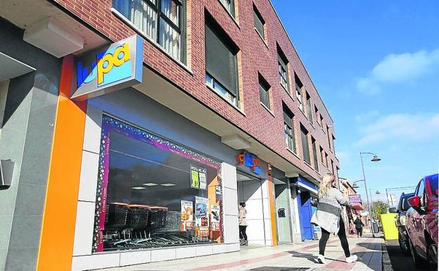 El Lupa asaltado en Santovenia. El supermercado situado en la calle Real de Santovenia. 