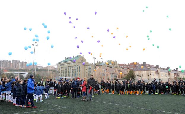 Suelta de globos antes del inicio del torneo, en recuerdo a los niños fallecidos. :: 