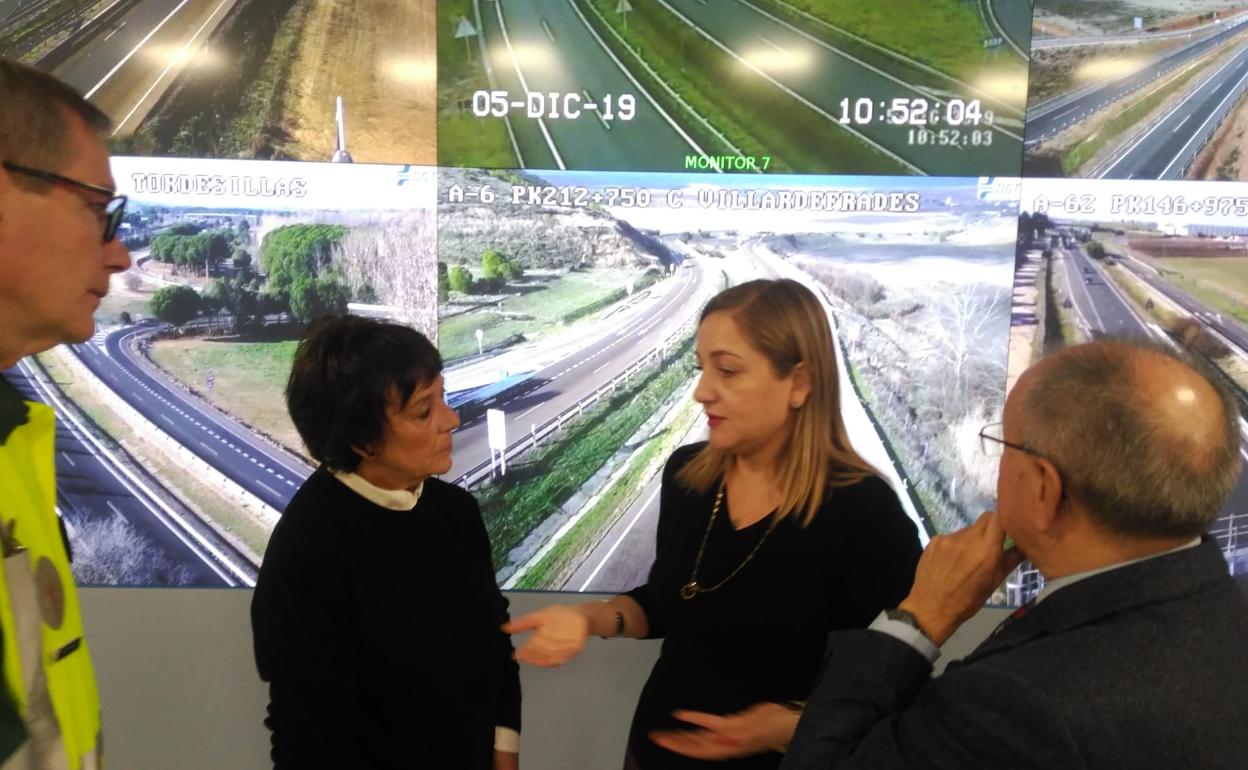 La delegada del Gobierno en Castilla y León, Mercedes Martín (segunda persona por la izquierda), en la presentación de la operación especial de tráfico de la DGT.