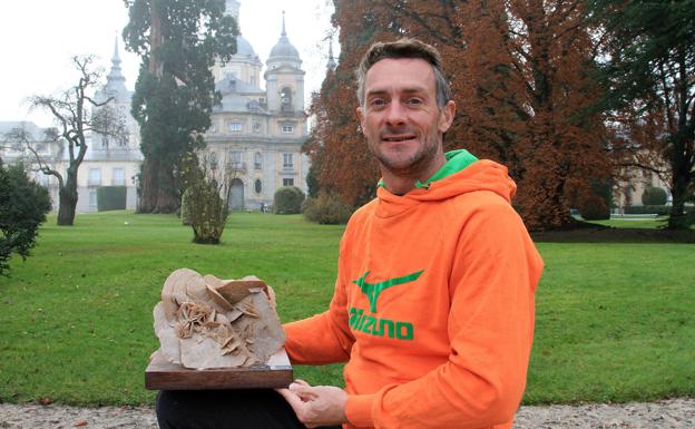 Luis Alonso posa en La Granja con su trofeo de ganador en los 100 kilómetros del Sáhara. 