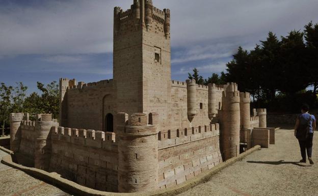 Representación del Castilo de la Mota de Medina del Campo en el Parque Mudéjar de Olmedo.