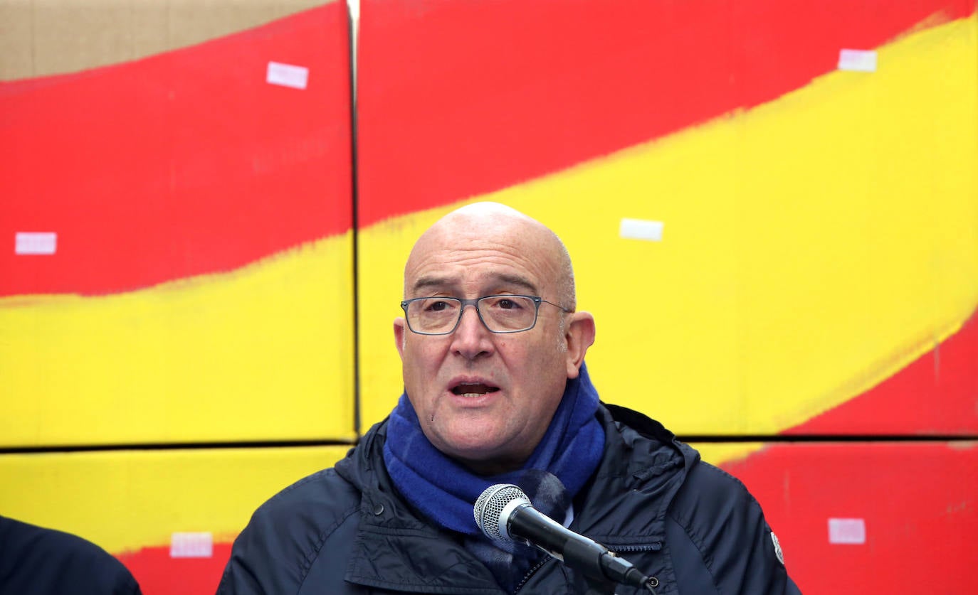 El presidente del PP en Valladolid, Jesús Julio Carnero, participa en un acto organizado por Nuevas Generaciones en el que se lee un manifiesto en defensa de la Constitución.