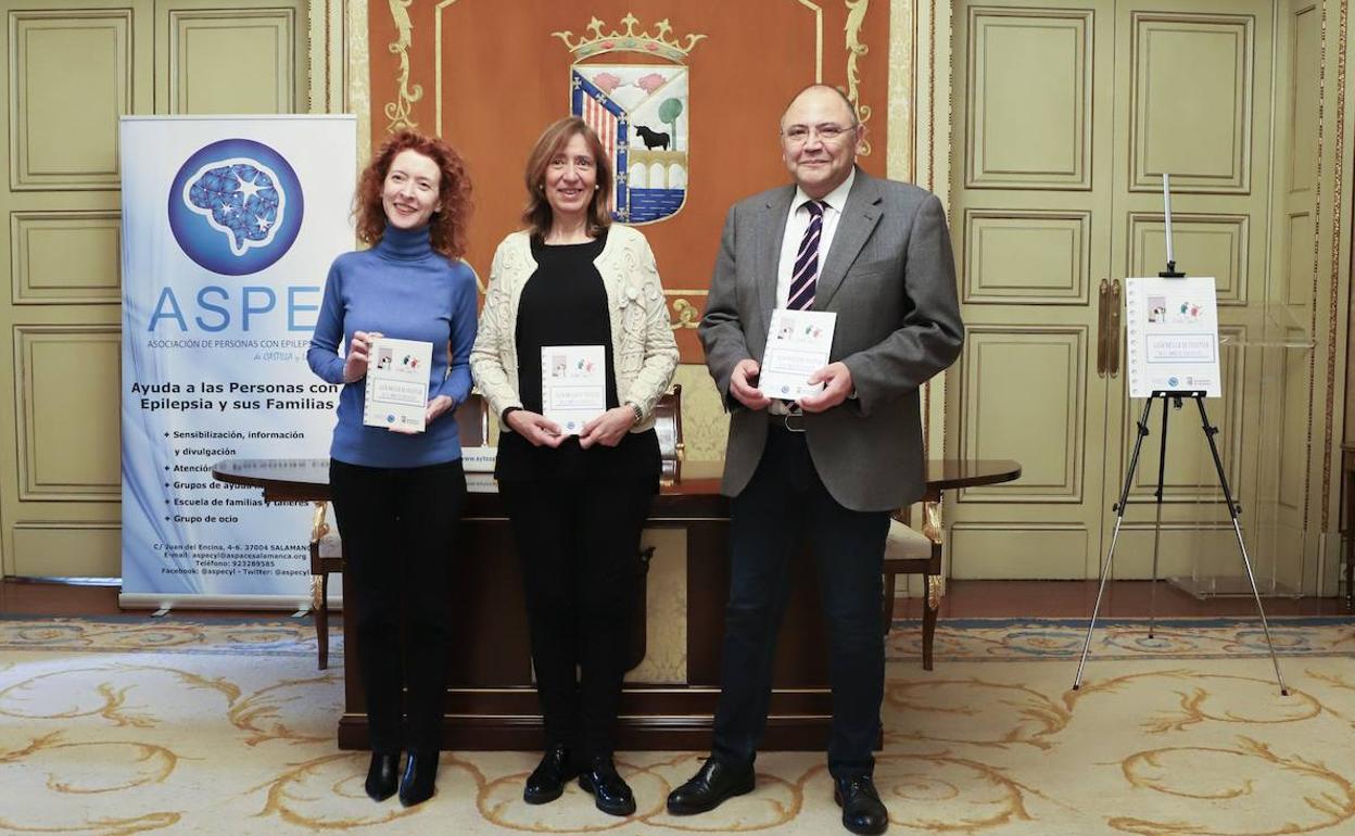 Ana Suárez, María José Fresnadillo y Jesús Alberto Martín muestran la guía sobre la epilepsia.