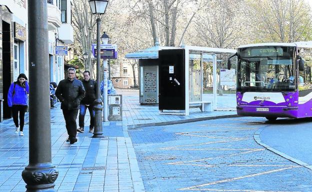 Un autobús de la Línea 1, la segunda con más viajeros, llega a la parada de la plaza de León. 