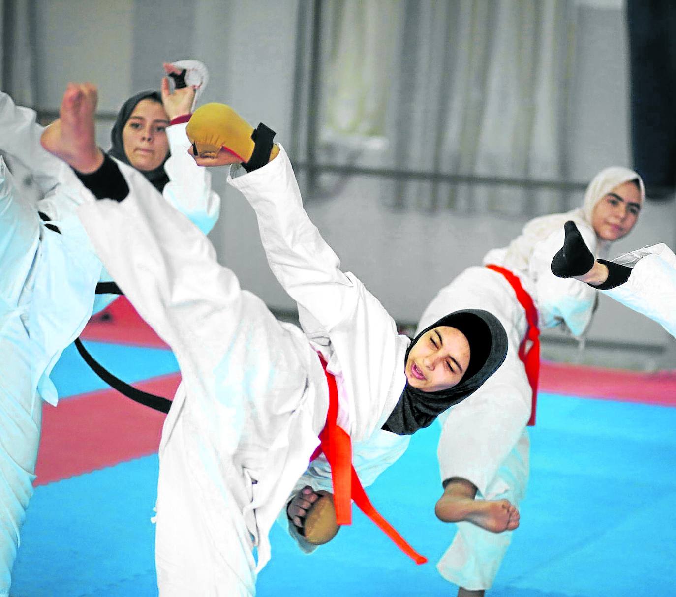 Las jóvenes alumnas entrenan en el club de Gaza.