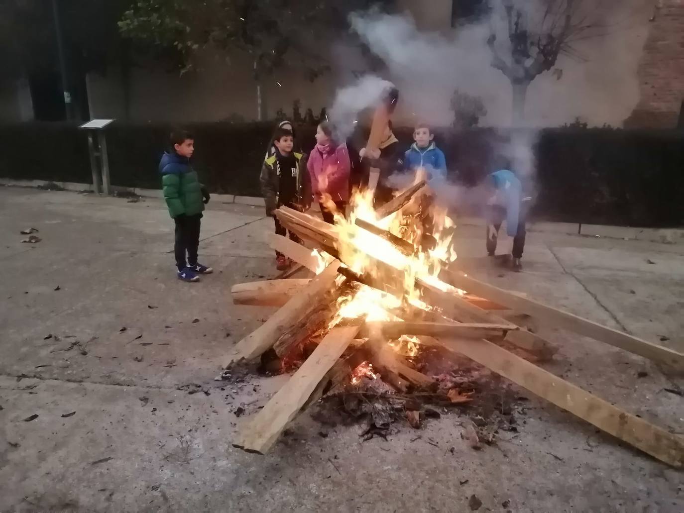 Los niños asando las castañas en el día festivo. 