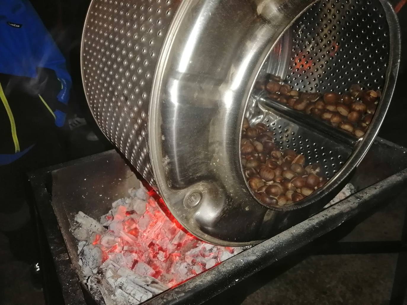 Los niños asando las castañas en el día festivo. 