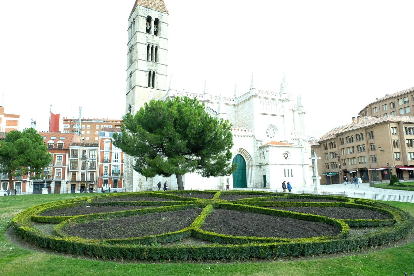 Los jardines de La Antigua remiten al rosetón de la capilla de la iglesia.