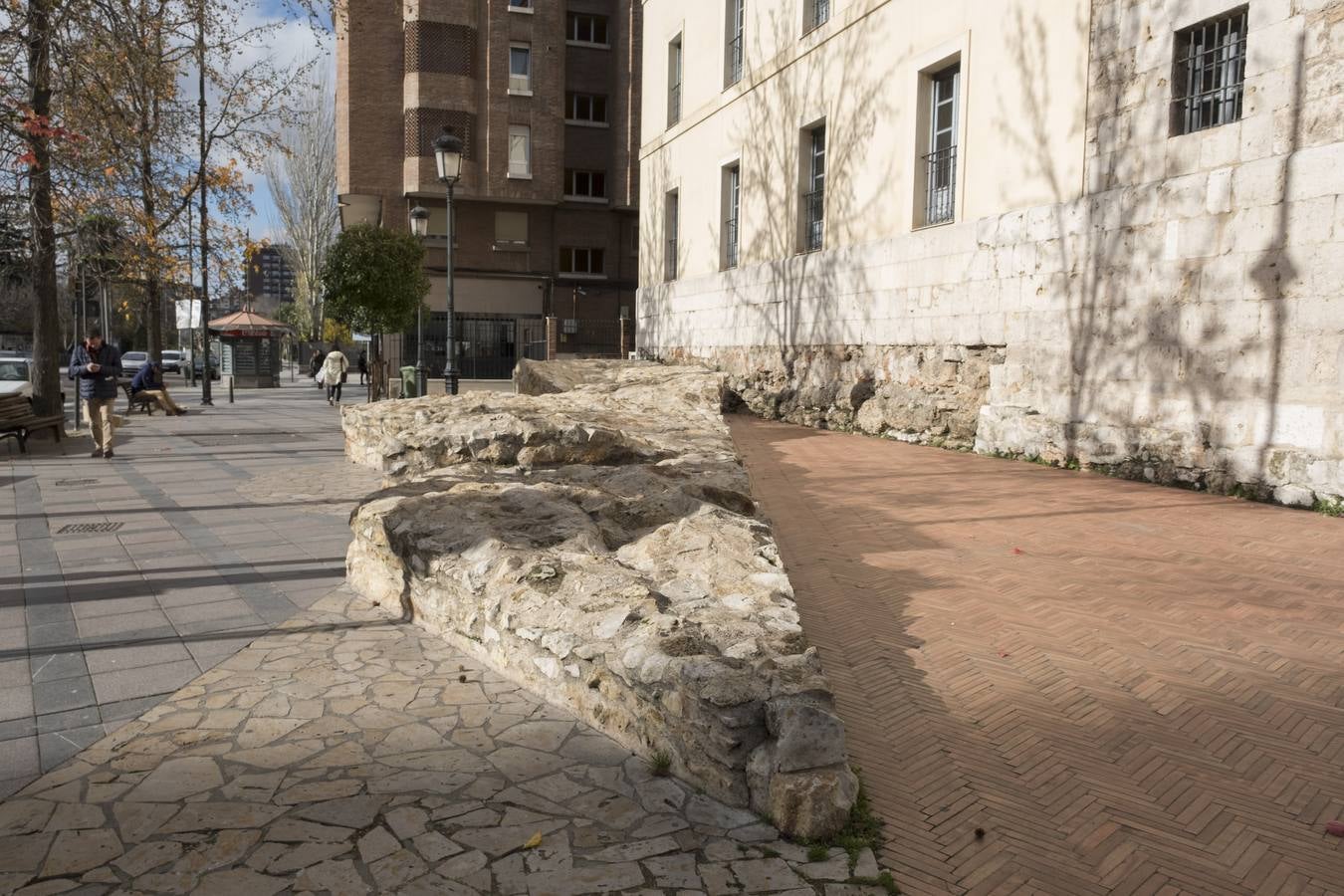 Restos que remiten a la vieja muralla, junto a San Benito.